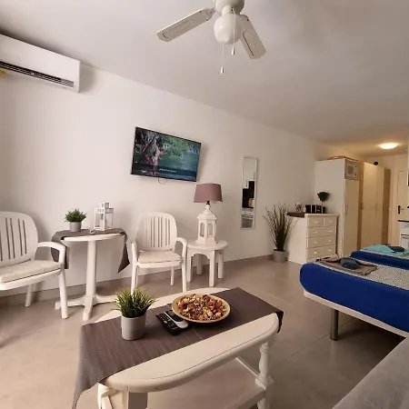 Studio No 2 Just 100 To And Sea, Large Terrace, Heated Pool, Wifi, Aircondition For A Fee *